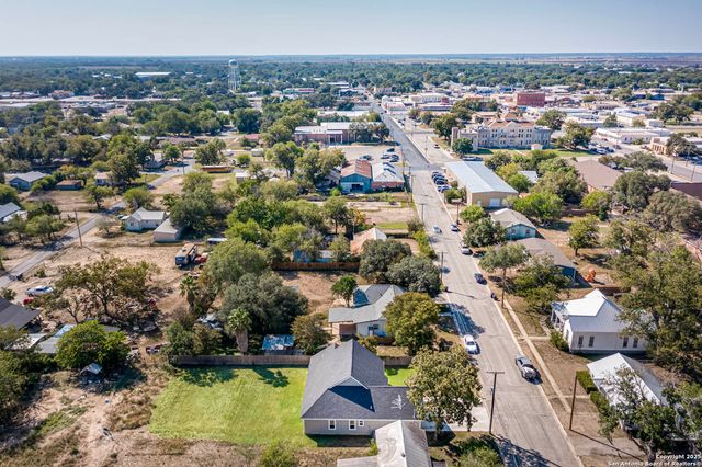 1209 Avenue K, Hondo, TX 78861