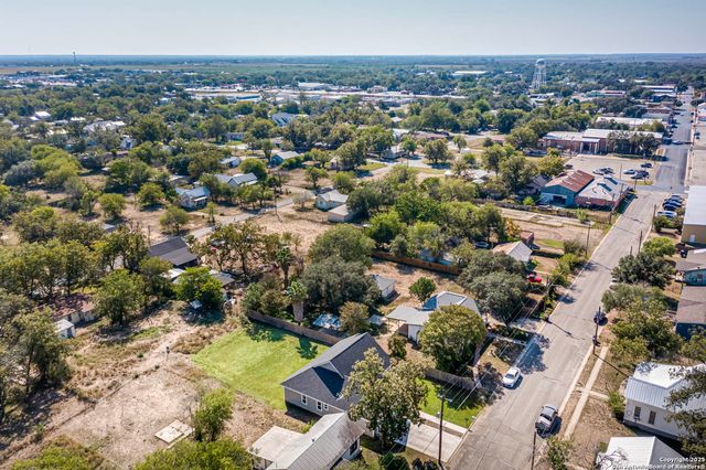 1209 Avenue K, Hondo, TX 78861