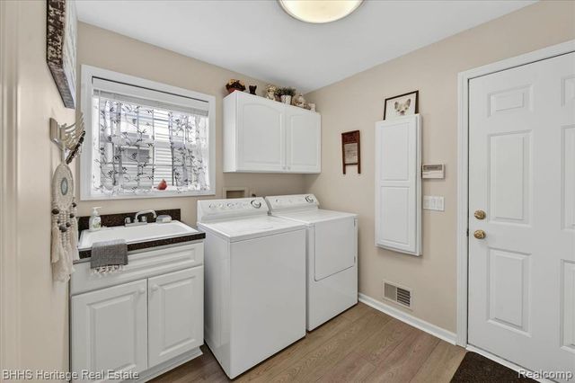 326 Victoria Park Drive 38, Howell, MI 48843