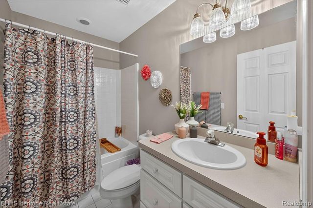 326 Victoria Park Drive 38, Howell, MI 48843