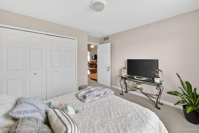 326 Victoria Park Drive 38, Howell, MI 48843