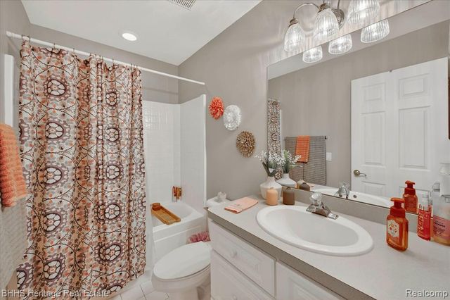 326 Victoria Park Drive 38, Howell, MI 48843