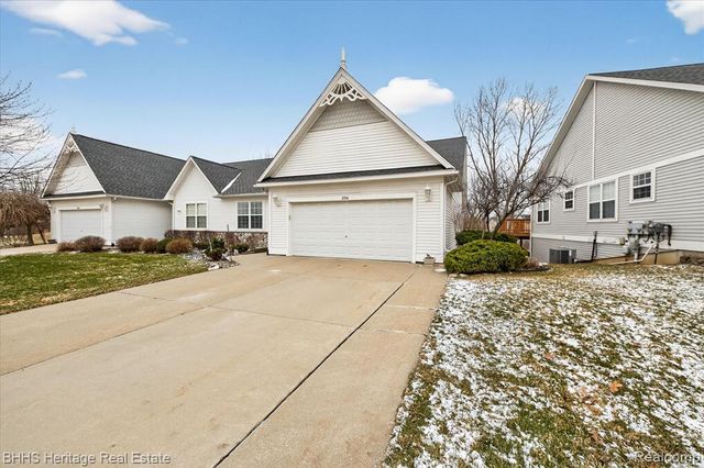 326 Victoria Park Drive 38, Howell, MI 48843