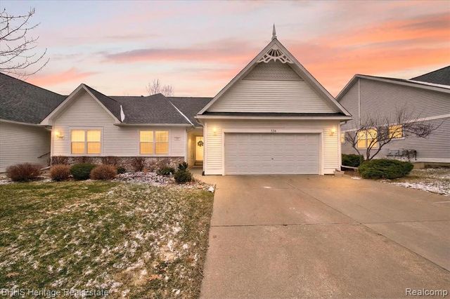 326 Victoria Park Drive 38, Howell, MI 48843