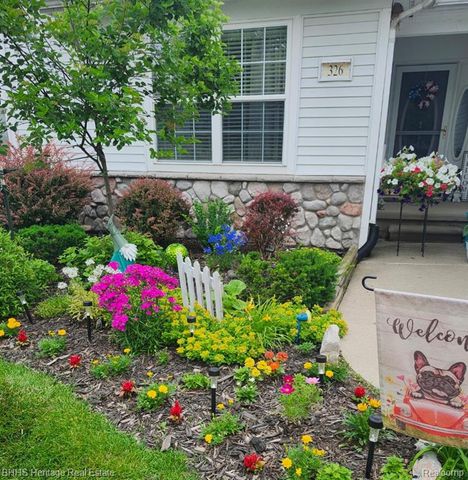 326 Victoria Park Drive 38, Howell, MI 48843