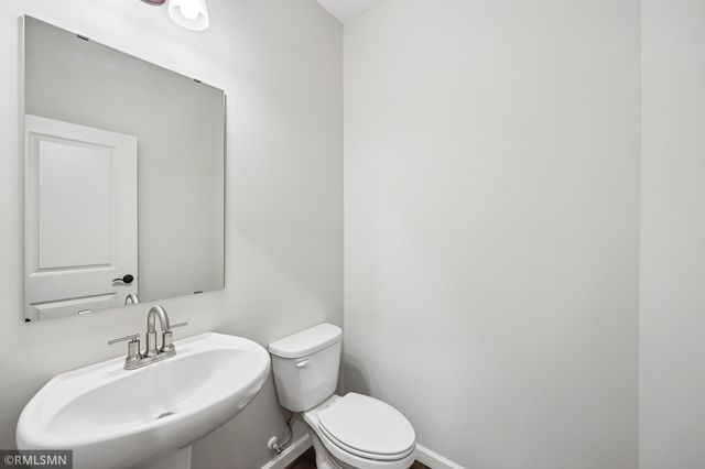 8982 Parkview Circle, Chisago City, MN 55013