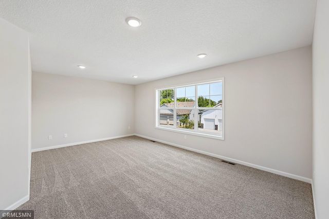 8982 Parkview Circle, Chisago City, MN 55013