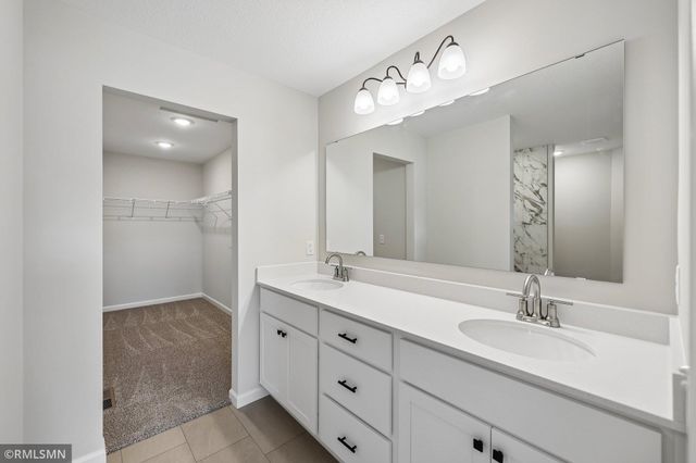 8982 Parkview Circle, Chisago City, MN 55013