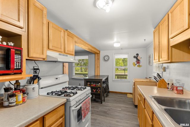 328 E HIGH Street, Creve Coeur, IL 61610