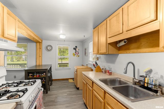 328 E HIGH Street, Creve Coeur, IL 61610