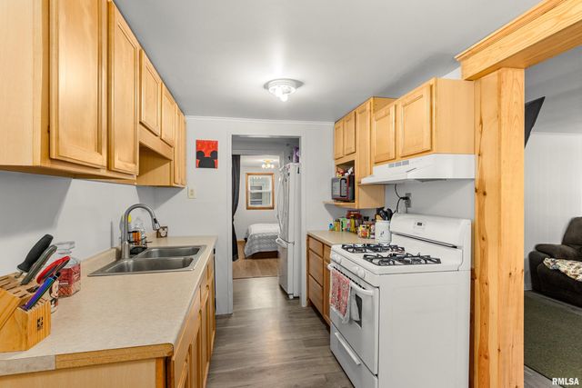 328 E HIGH Street, Creve Coeur, IL 61610