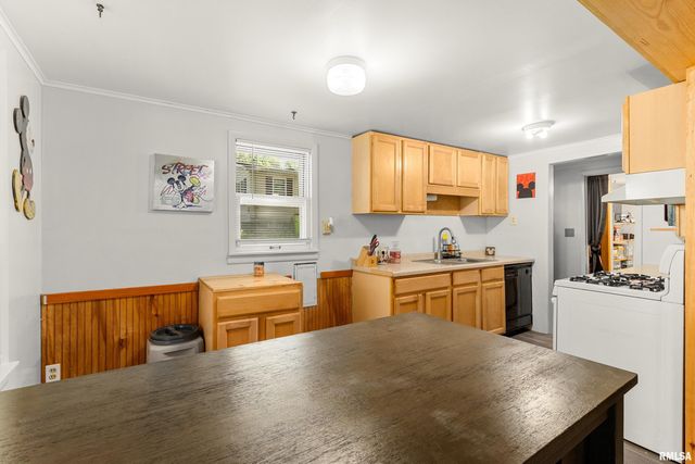 328 E HIGH Street, Creve Coeur, IL 61610