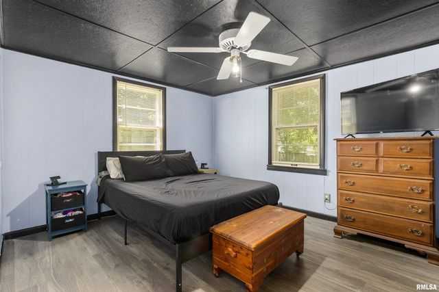 328 E HIGH Street, Creve Coeur, IL 61610