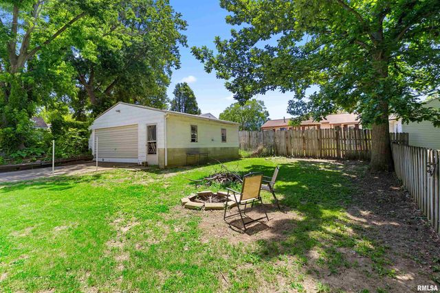 328 E HIGH Street, Creve Coeur, IL 61610