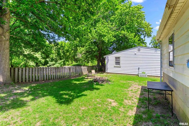 328 E HIGH Street, Creve Coeur, IL 61610