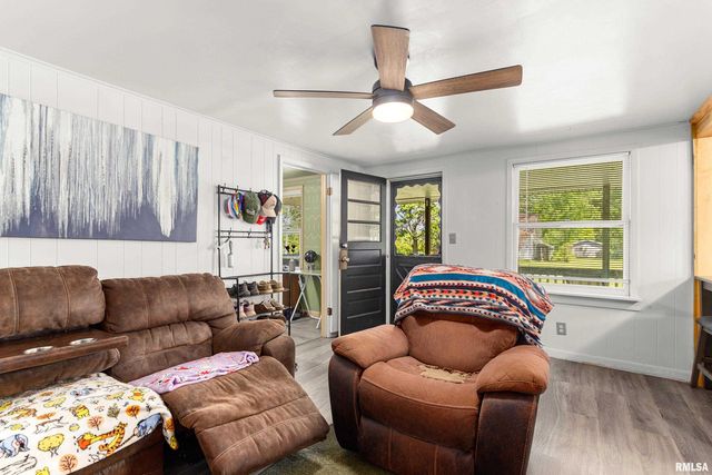 328 E HIGH Street, Creve Coeur, IL 61610