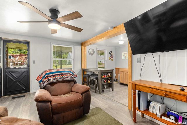 328 E HIGH Street, Creve Coeur, IL 61610