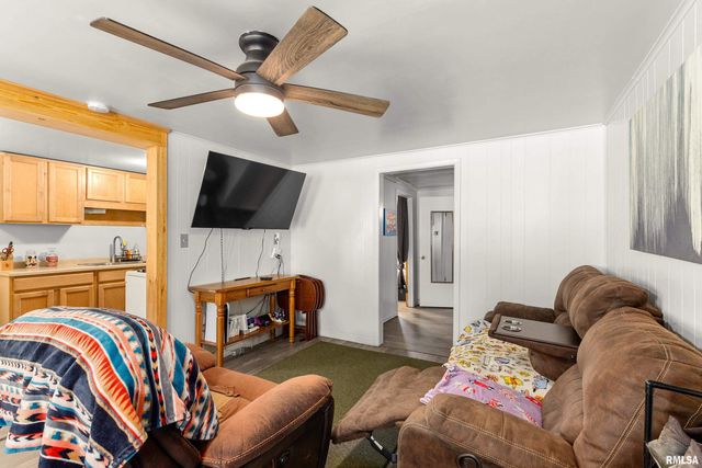 328 E HIGH Street, Creve Coeur, IL 61610