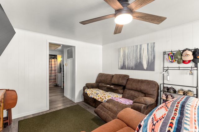 328 E HIGH Street, Creve Coeur, IL 61610