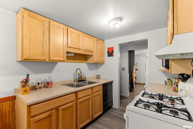 328 E HIGH Street, Creve Coeur, IL 61610