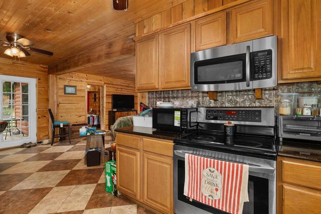 170 County Road 3311, De Berry, TX 75639