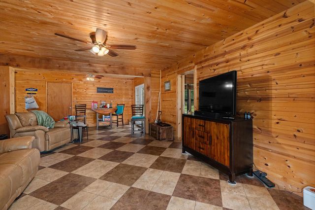 170 County Road 3311, De Berry, TX 75639
