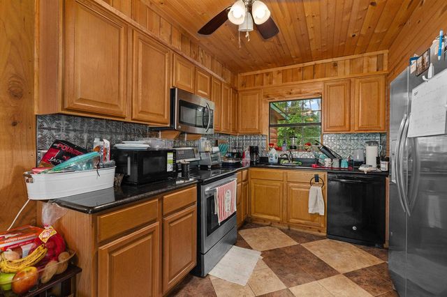 170 County Road 3311, De Berry, TX 75639