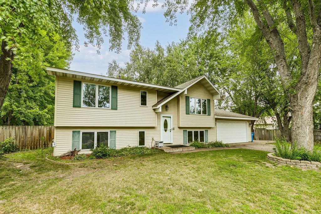 1101 Holly Drive E, Lino Lakes, MN 55038