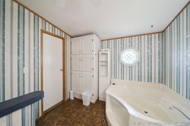 6185 Cypress Road, Henryetta, OK 74437