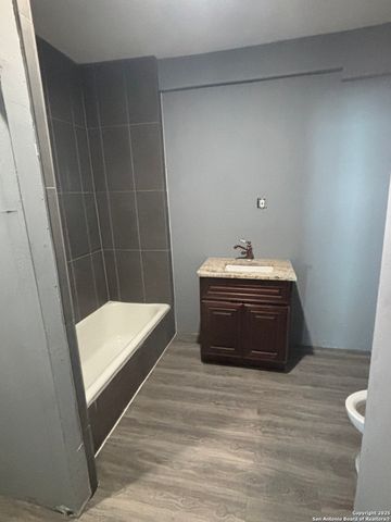 1742 McKinley, San Antonio, TX 78210