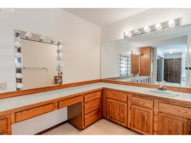 12357 Sw DUCHILLY Ct, Portland, OR 97224