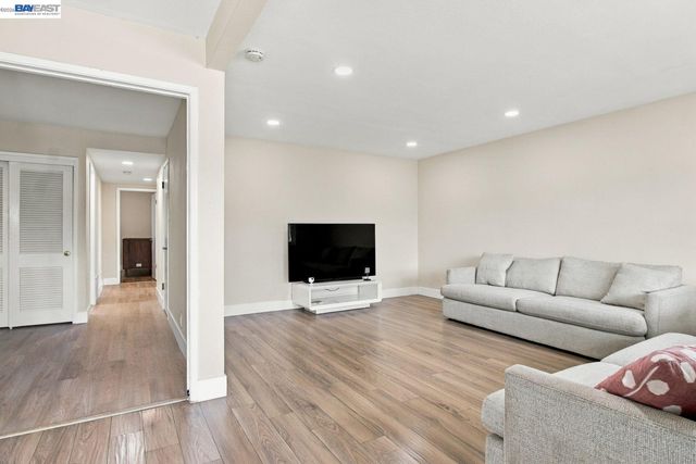 25531 Scripps St, Hayward, CA 94545
