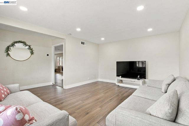 25531 Scripps St, Hayward, CA 94545