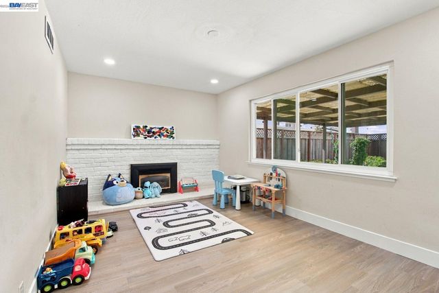 25531 Scripps St, Hayward, CA 94545