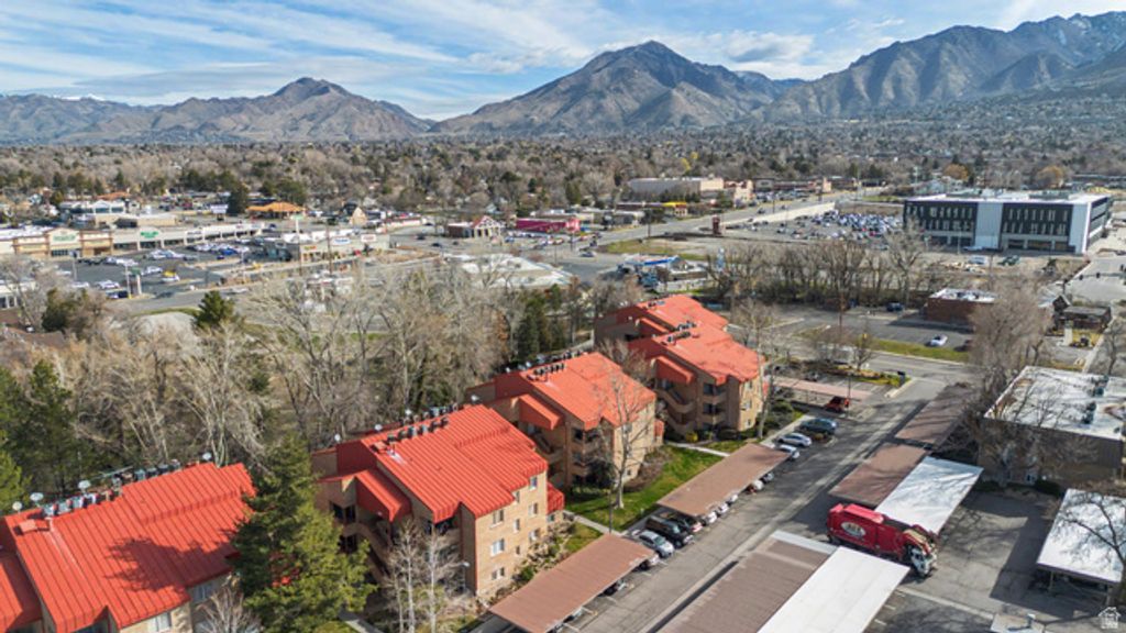 Image 3 of property listing at 4834 S HIGHLAND CIR #410, Holladay, UT 84117