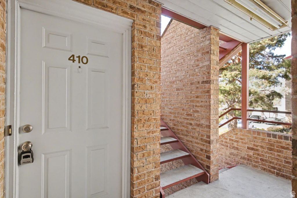 Image 5 of property listing at 4834 S HIGHLAND CIR #410, Holladay, UT 84117