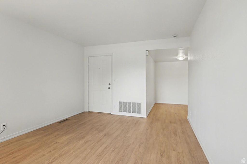 Image 8 of property listing at 4834 S HIGHLAND CIR #410, Holladay, UT 84117