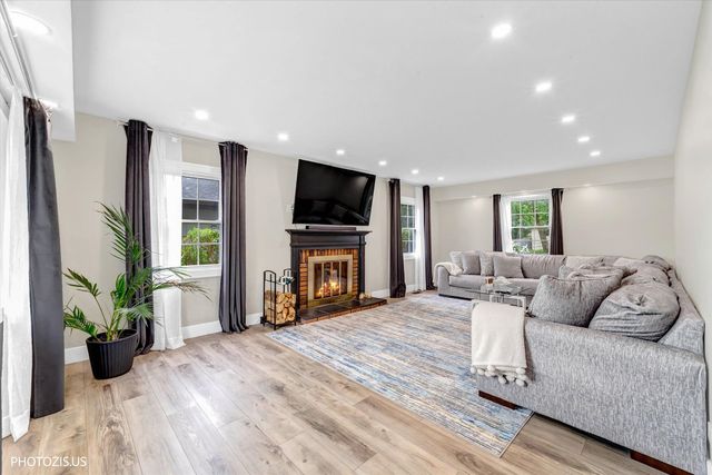 1111 Plum Grove Circle, Buffalo Grove, IL 60089