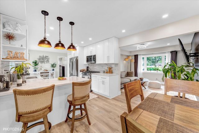 1111 Plum Grove Circle, Buffalo Grove, IL 60089