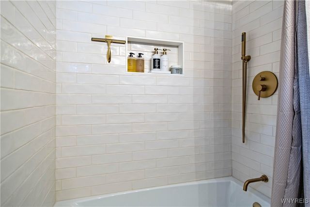 25 Parkside Drive, Lancaster, NY 14086