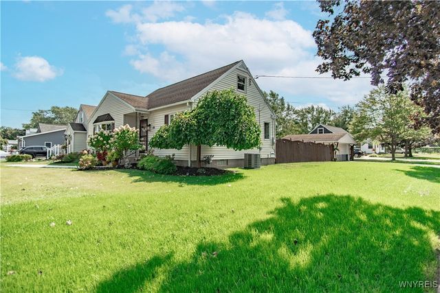 25 Parkside Drive, Lancaster, NY 14086