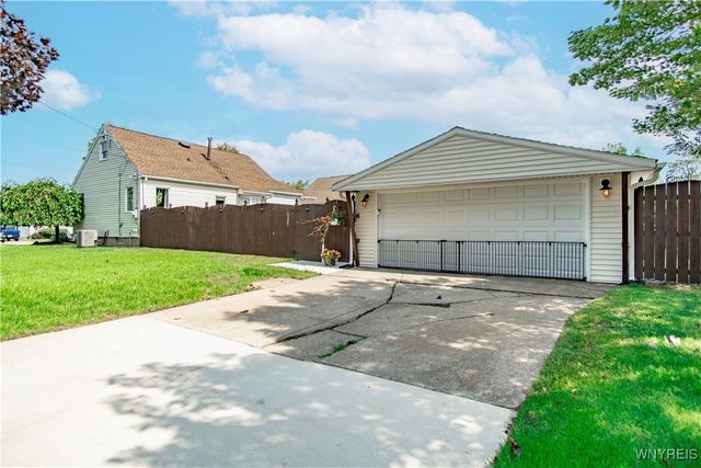 25 Parkside Drive, Lancaster, NY 14086