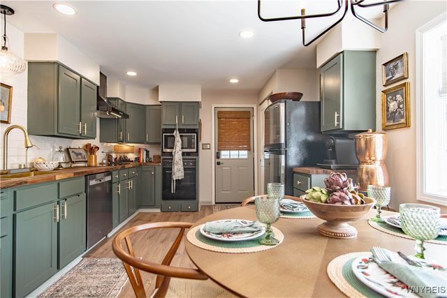 25 Parkside Drive, Lancaster, NY 14086