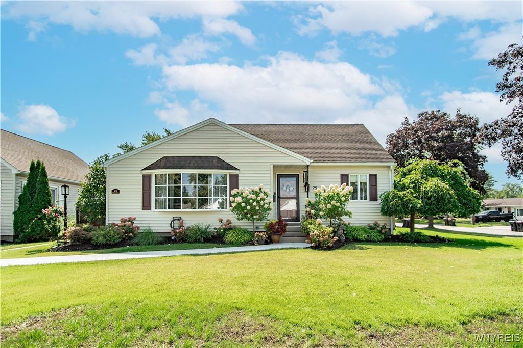 25 Parkside Drive, Lancaster, NY 14086