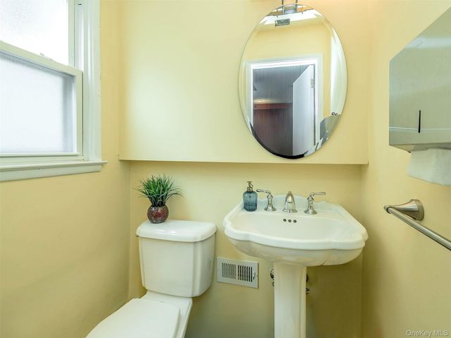 7 Cedar Lane, Glen Head, NY 11545
