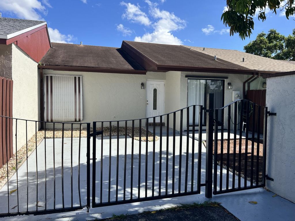 5672 Biscayne Drive S, Greenacres, FL 33463