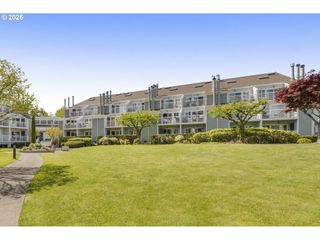 245 N HAYDEN BAY Dr, Portland, OR 97217