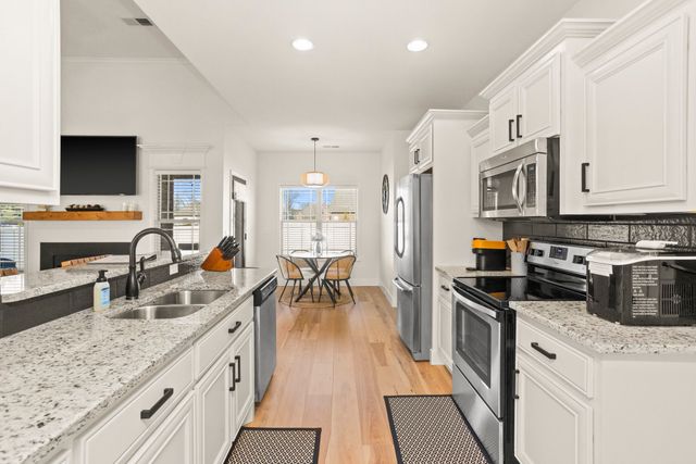 221 Waldron View Dr, Murfreesboro, TN 37130