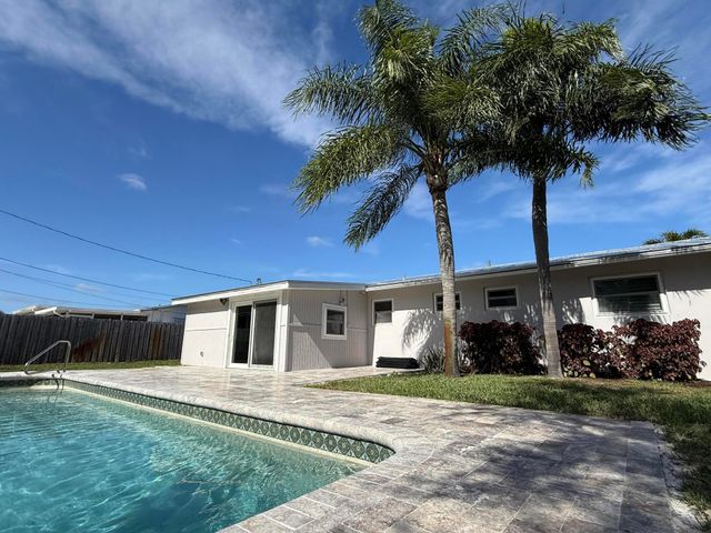 16 Ridgewood Circle, Tequesta, FL 33469