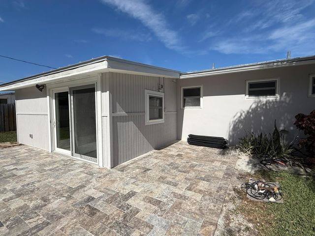 16 Ridgewood Circle, Tequesta, FL 33469